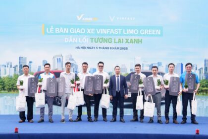 VINFAST BÀN GIAO LÔ XE LIMO GREEN ĐẦU TIÊN TẠI VIỆT NAM