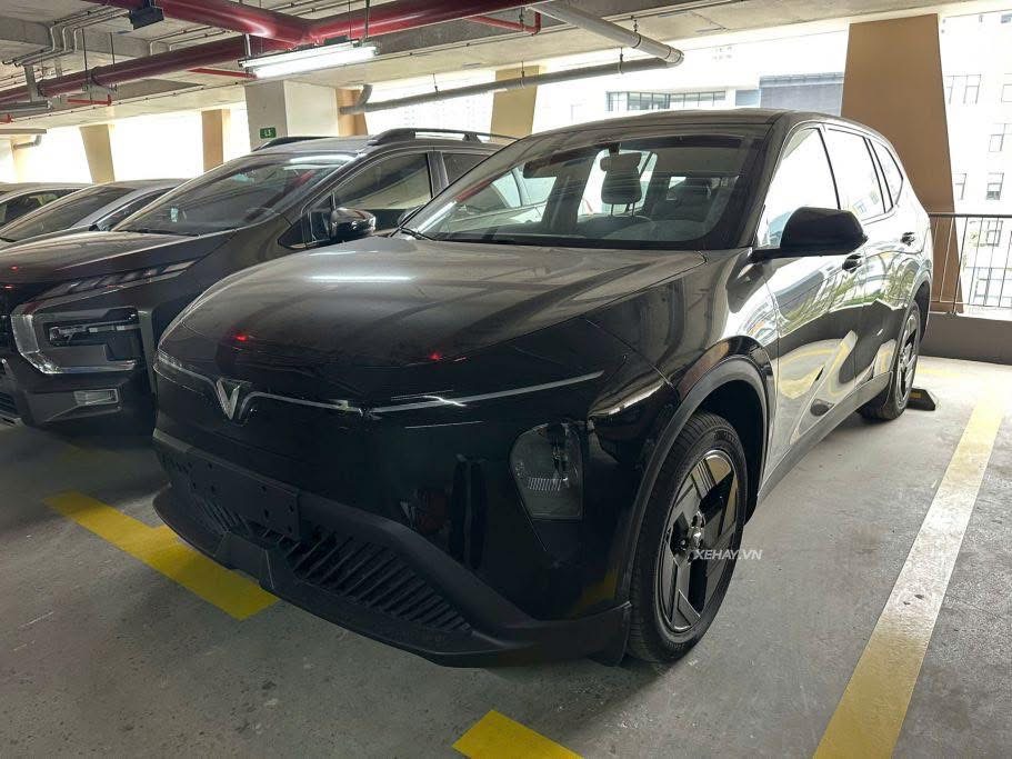 Read more about the article VINFAST LIMO BẢN GIA ĐÌNH LẦN ĐẦU HÉ LỘ, TRANG BỊ ĐẦY BẤT NGỜ